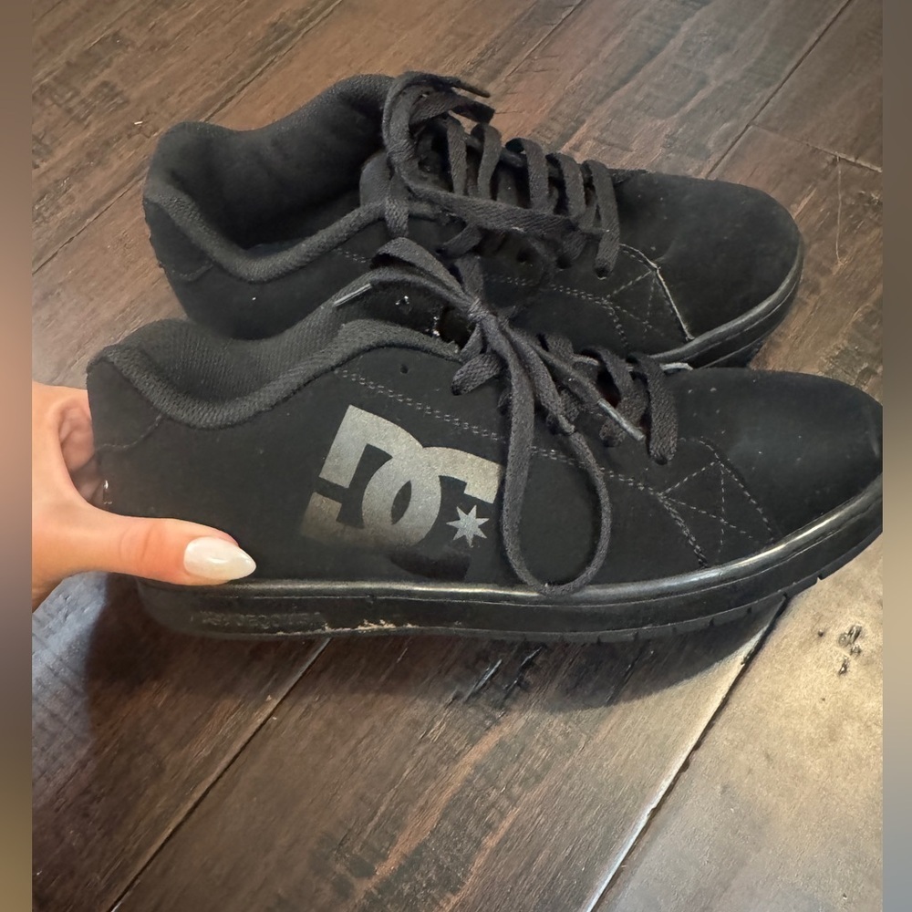 Black DC skate shoes grunge 90’s Y2K athletic sneakers size 7